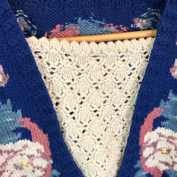 Handmade Floral Knit V-Neck Sweater - Blue fits size L - Picture 4 of 5